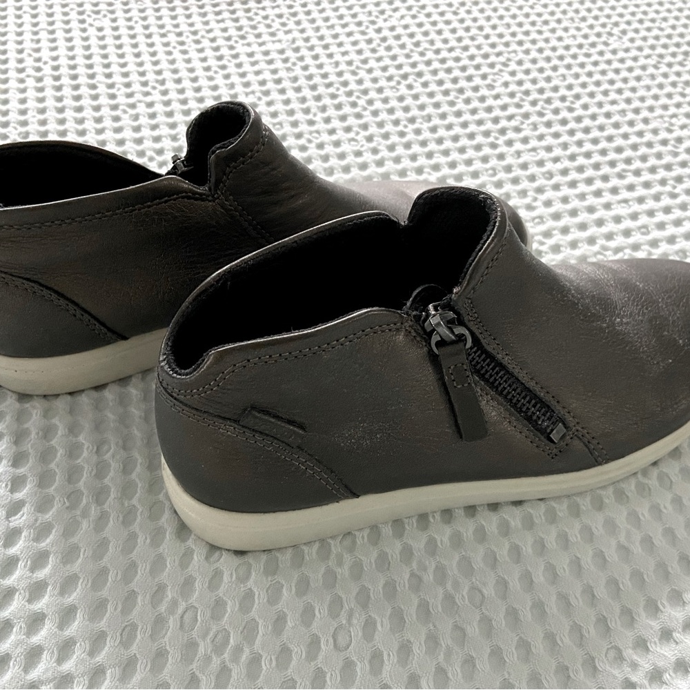 Ecco low-cut boot, size 37 (US size 6.5-7)